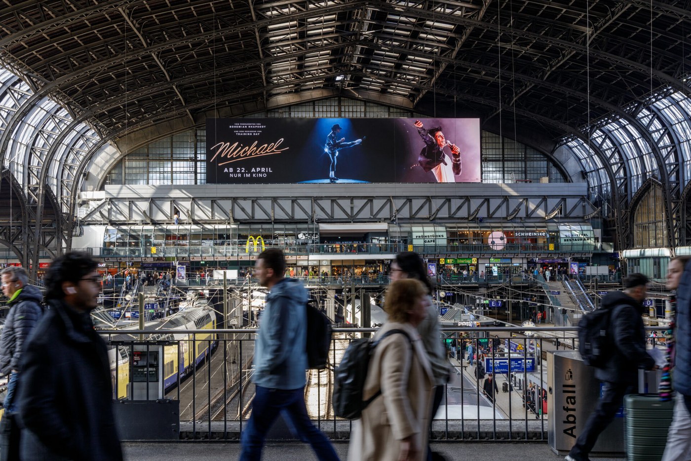 The Whale, Hamburg Hbf